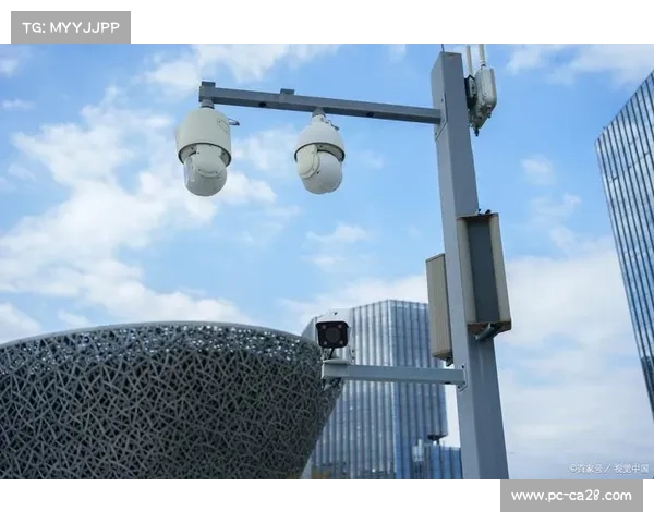 周界防护系统融合红外与雷达，非法入侵自动追踪并联动报警